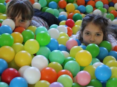 Гигантские мыльные пузыри, рисунки на асфальте, аквагрим: как отметили Международный день защиты детей в Мурманской области