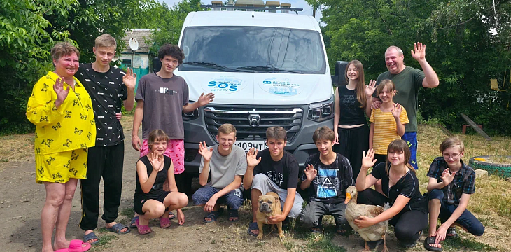 «Помощь всегда рядом»: как мобильная команда проекта «Sамый дОбрый автобуS» поддерживает семью с 11 подростками