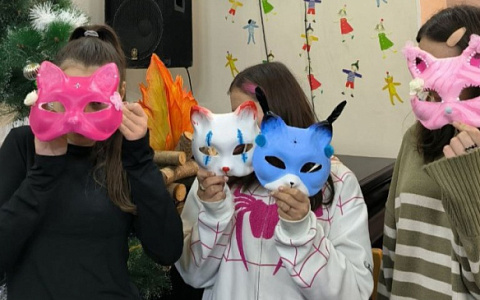 «Мне нравится, что мы делаем маски всей семьёй»: как приёмные семьи создавали карнавальные маски и новогодние магниты «Мне нравится, что мы делаем маски всей семьёй»: как приёмные семьи создавали карнавальные маски и новогодние магниты