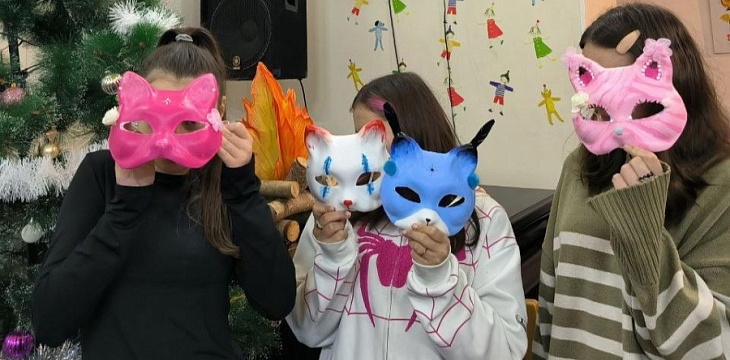 «Мне нравится, что мы делаем маски всей семьёй»: как приёмные семьи создавали карнавальные маски и новогодние магниты