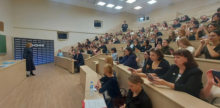 Спасательный круг для семьи: ульяновским студентам показали, как «Умное родительство» помогает вовремя заметить трудности Спасательный круг для семьи: ульяновским студентам показали, как «Умное родительство» помогает вовремя заметить трудности