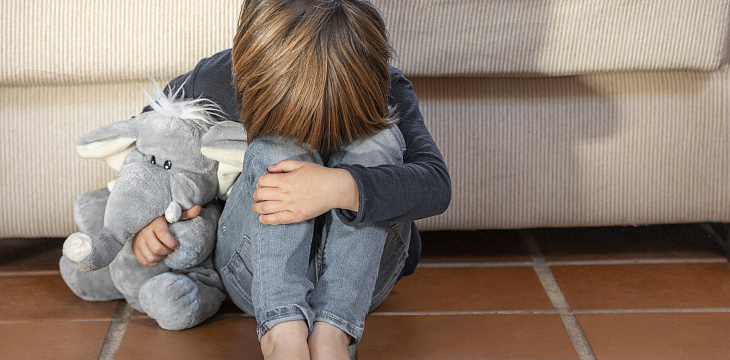 «Он прятался под диваном, когда папа бил маму»: 3 истории о детях, которые столкнулись с жестоким обращением