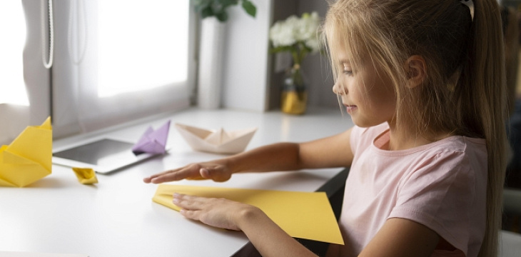  «После потери мамы Алиса молча складывала бумажных журавликов»