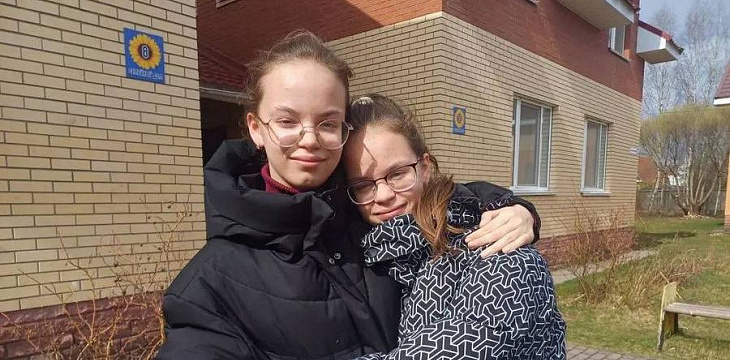 «Как два котёночка»: история сестёр-близняшек, которые прошли путь от детского дома до приёмной семьи